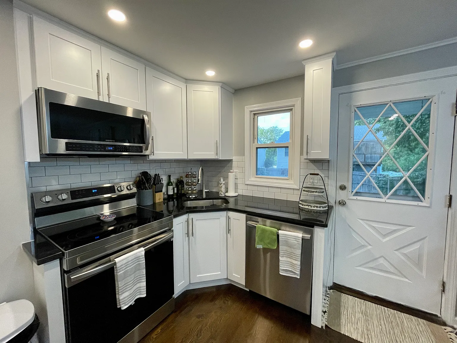 3 bed, 1.0 bath, 1100 sqft, $2,450 — Photo 4