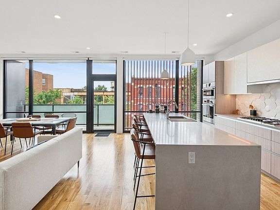 5th image of 1827 N Milwaukee Ave #301