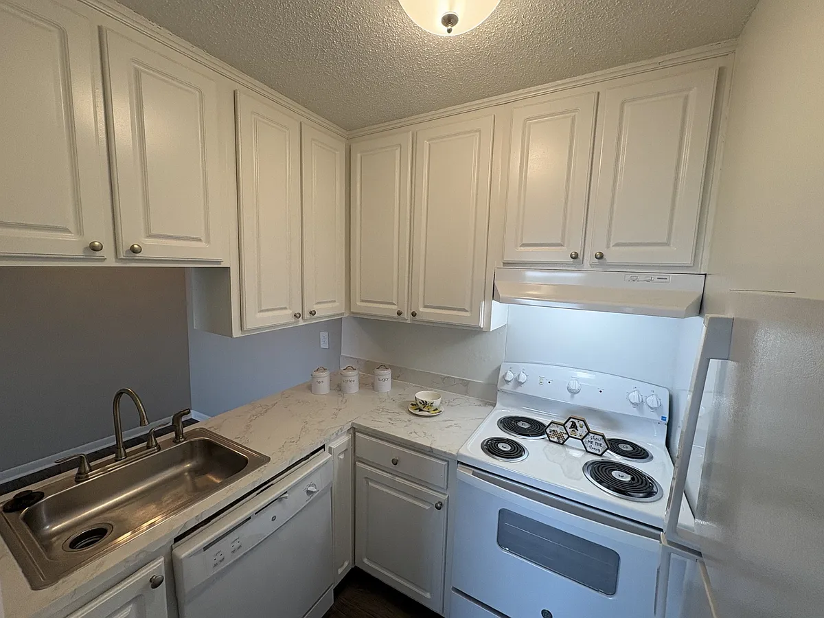 Building Photo - C102 Hickory Hill Ln #C102