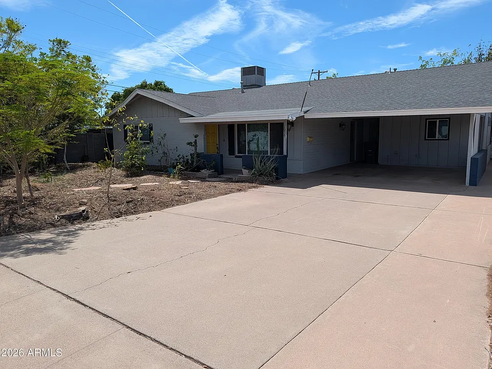 1039 E Larkspur Ln
