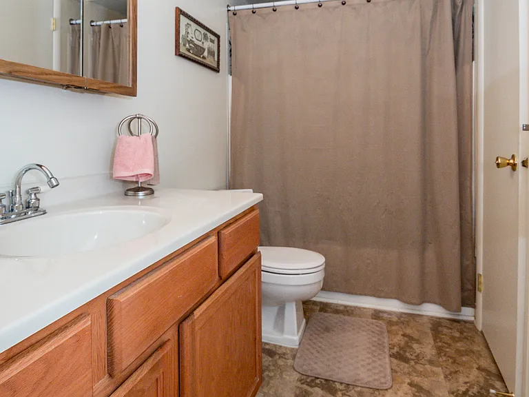 Robin Hill Apartments — Photo 14