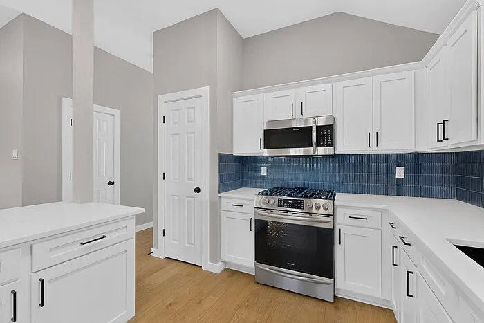 9881 Cambridge Dr — Photo 16