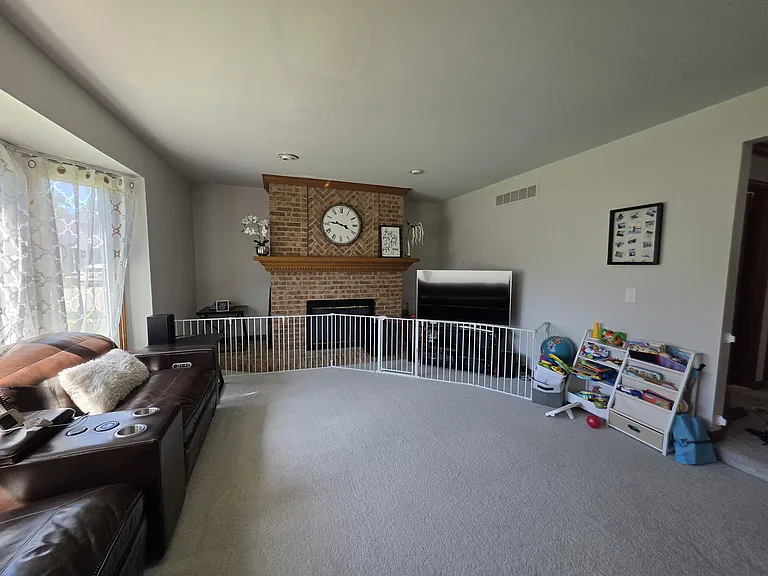 1152 Congress Dr — Photo 11