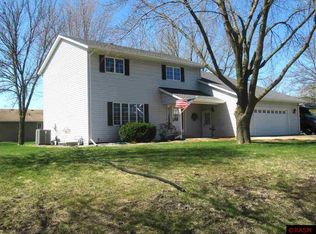 1709 Quail Roost Dr, North Mankato, MN 56003