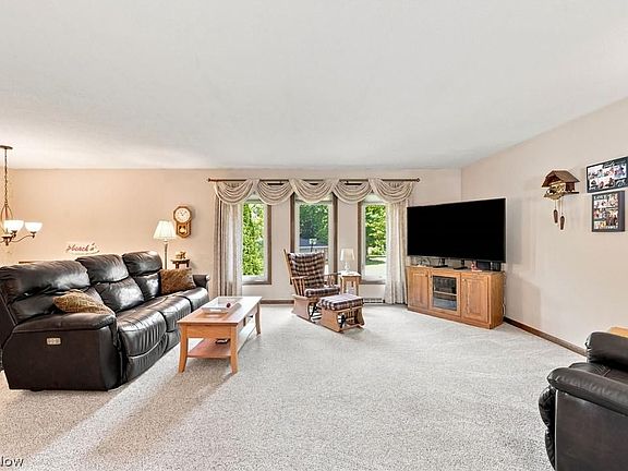 5th image of 140 Hemlock Dr