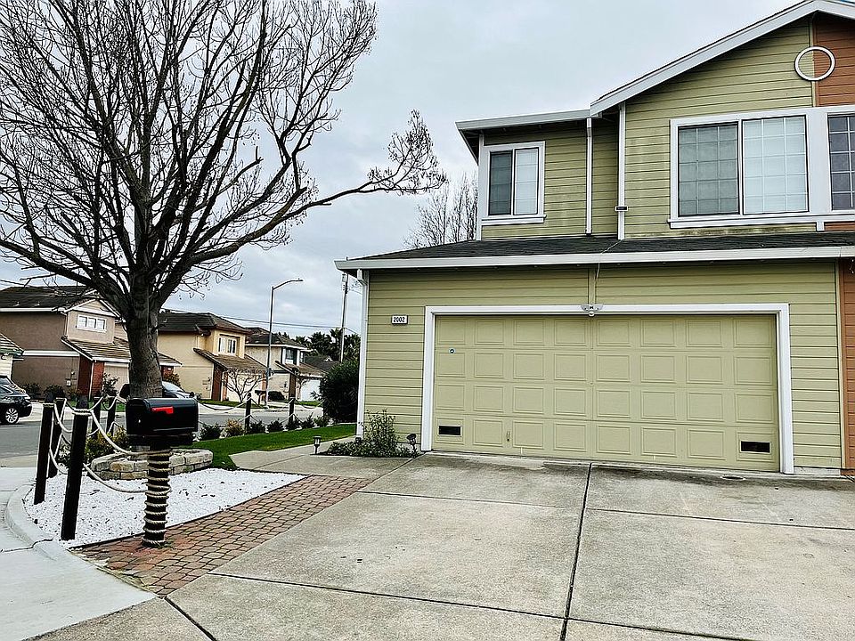 2nd image of 2002 Continental Ave