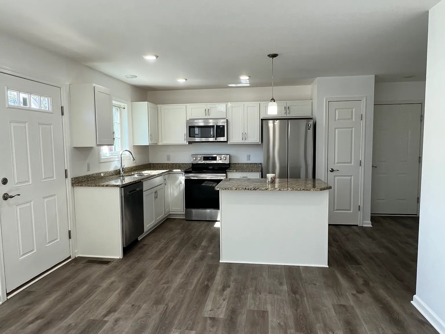 2 bed, 900 sqft, $2,095 — Photo 2