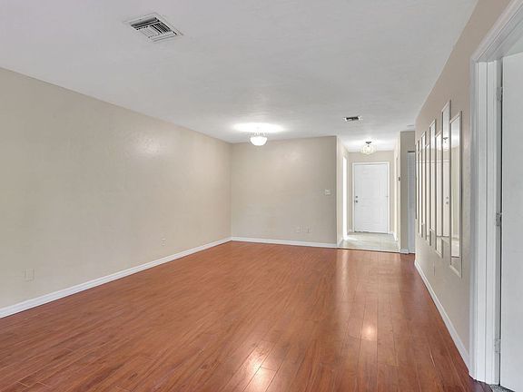3rd image of 714 111th Ave N
