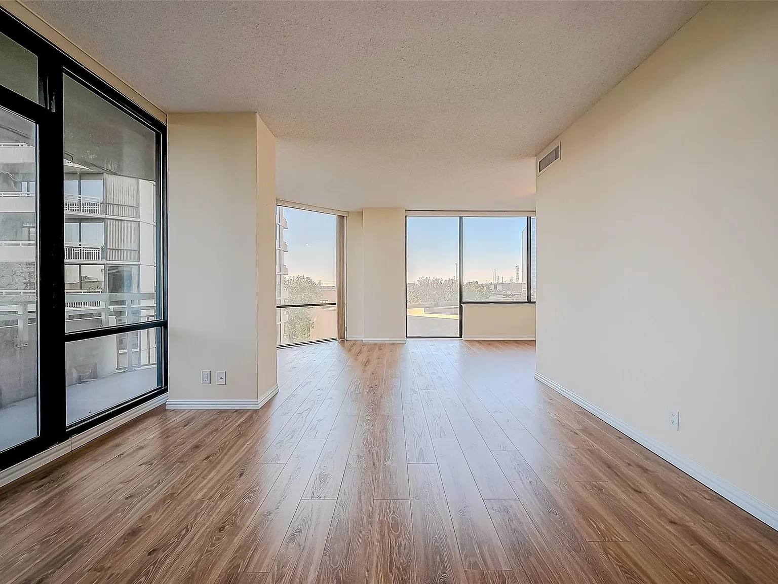 2 bed, 2.0 bath, 1569 sqft, $3,350 — Photo 2