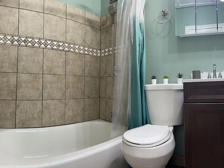 1306 N June St — Photo 27