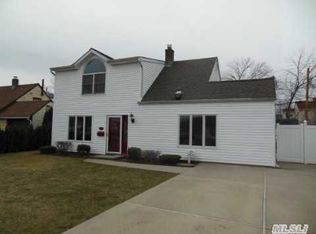 18 Elmtree Ln, Levittown, NY 11756