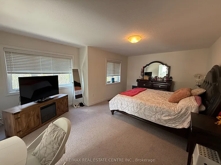 499 Thompson St — Photo 12