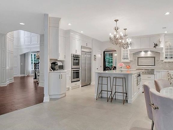 3rd image of 115 Carisbrooke Ct