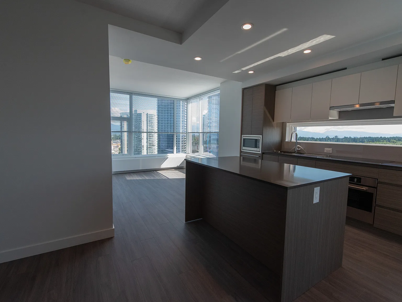 Mountain view 2x2 at King George Hub Surrey — Photo 3