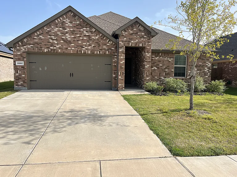 1007 Emerald Gate Dr — Photo 1