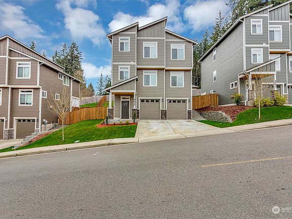 2nd image of 9037 Triumph Avenue NE