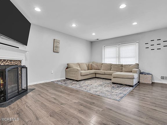 5th image of 47 Colonial Court #121