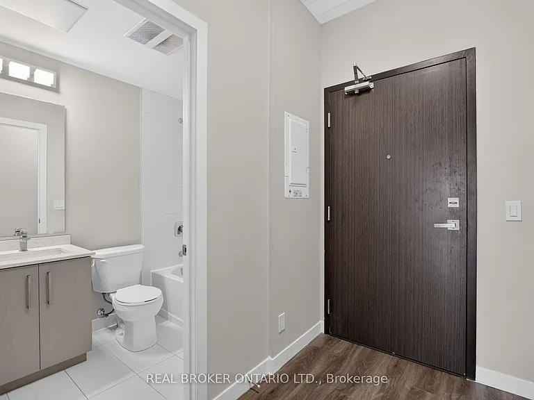 15 Queen St S #1206 — Photo 4