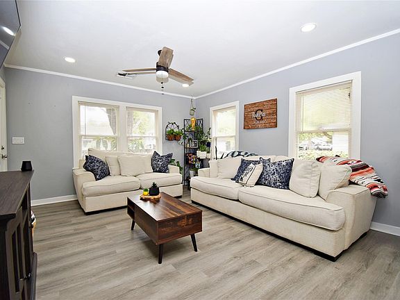 4th image of 300 N Walnut St