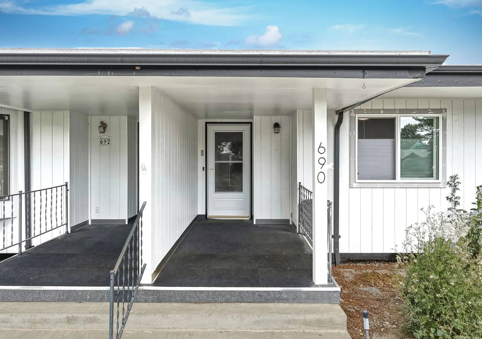690 Country Club Rd — Photo 1