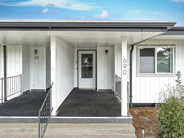 690 Country Club Rd — Photo 1