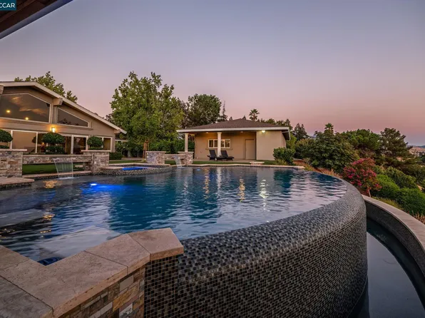 850 Ridge Dr, Concord, CA 94518