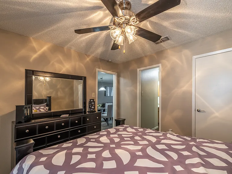 Sutton House Apartments — Photo 42