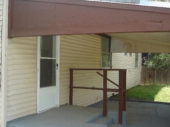 Covered patio in back