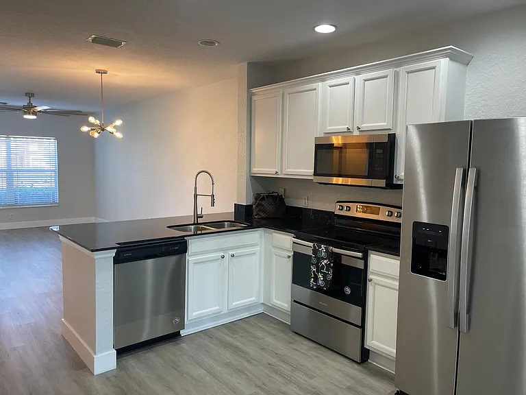 4441 SW 49th Ave — Photo 5