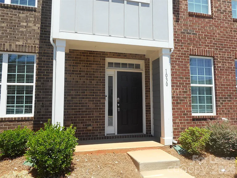 1030 Beatty Woods Dr — Photo 2