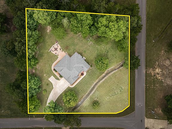 4th image of 60 Windwood Dr