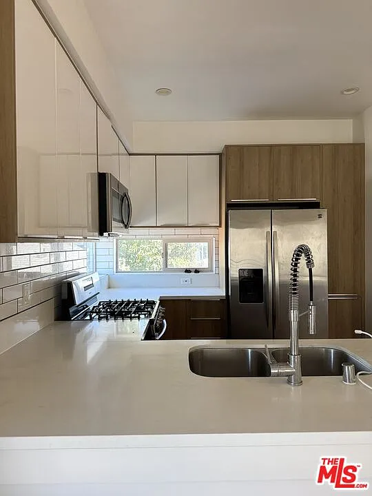 3 bed, 3.5 bath, 1350 sqft, $3,800 — Photo 2