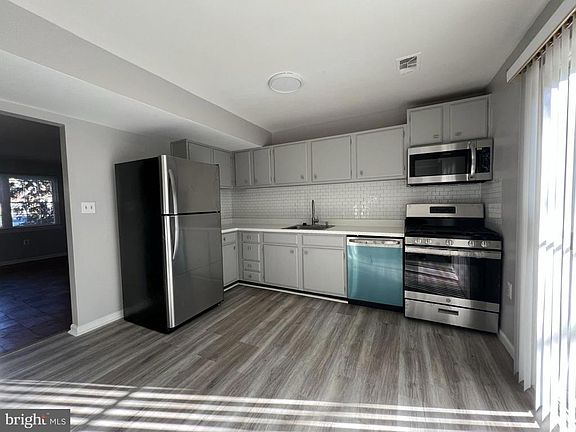 3rd image of 597 Belmawr Pl