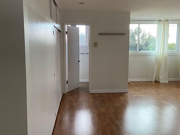 3rd image of 272 Robincroft Dr Unit 1