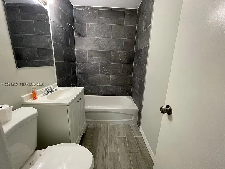 3921 SW 31st Dr — Photo 15