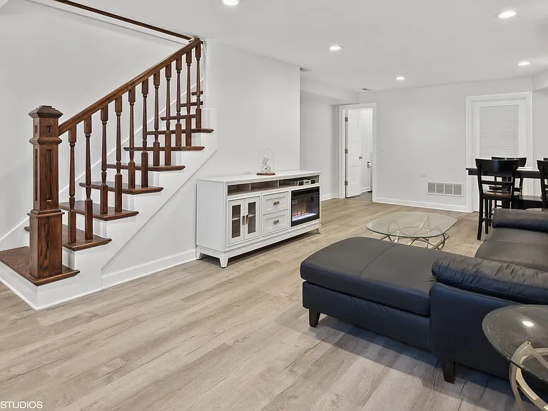 2347 W Altgeld St — Photo 14
