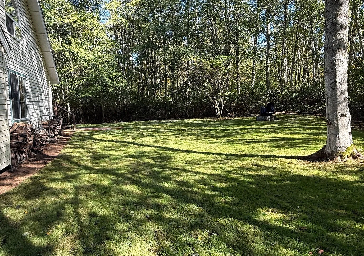 Private 5-Bedroom Home on Spacious, Landscaped Property — Photo 3