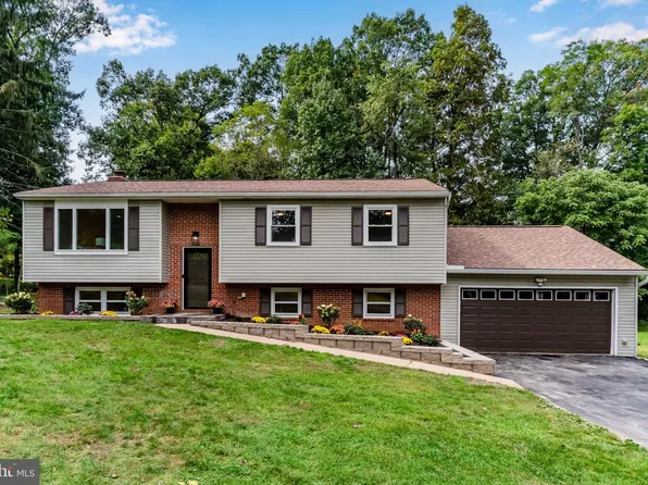 27 Hamilton Rd, Boiling Springs, PA 17007
