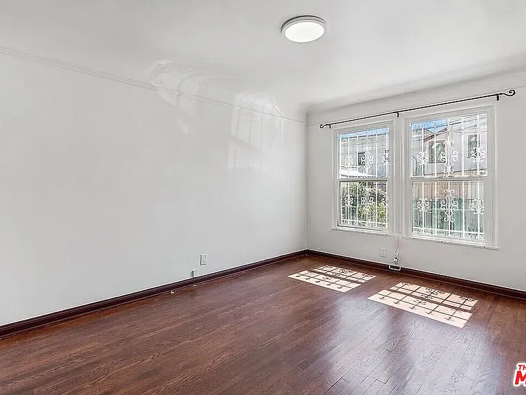 8230 Blackburn Ave — Photo 9