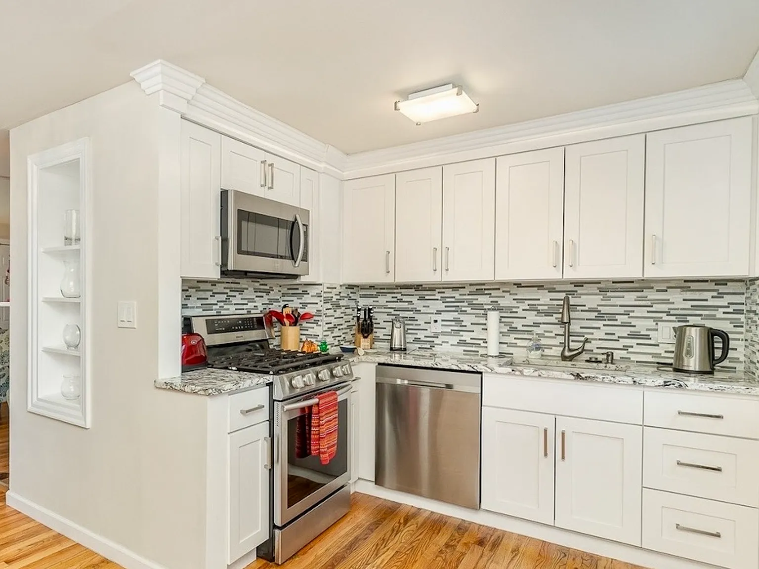 2 bed, 720 sqft, $3,200 — Photo 3
