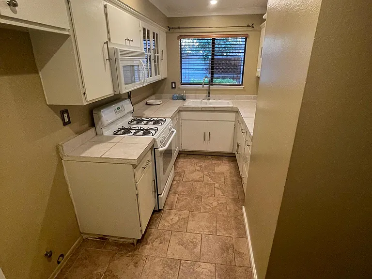 343 Rosewood St — Photo 6