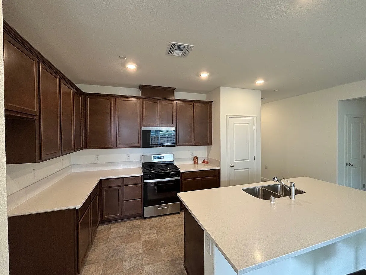 3 bed, 2.0 bath, 1403 sqft, $2,800 — Photo 4