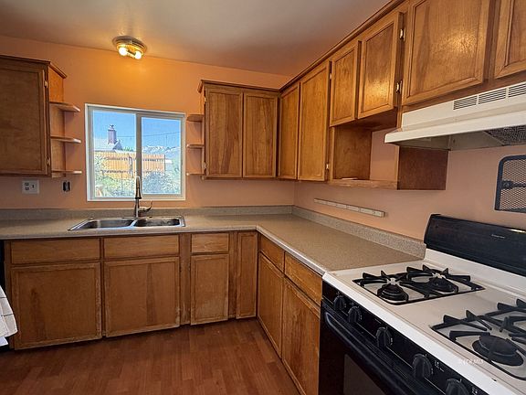3rd image of 328 Baker St