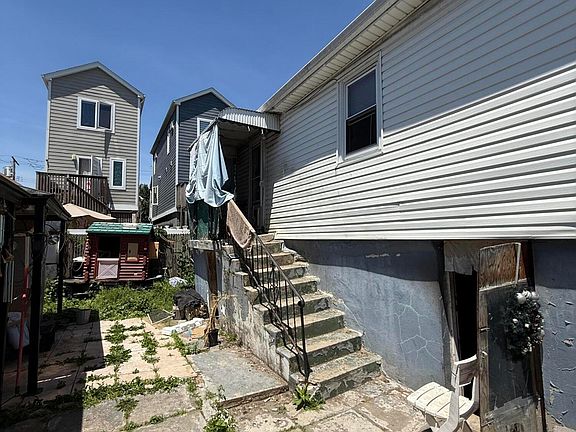5th image of 233 Colony Ave