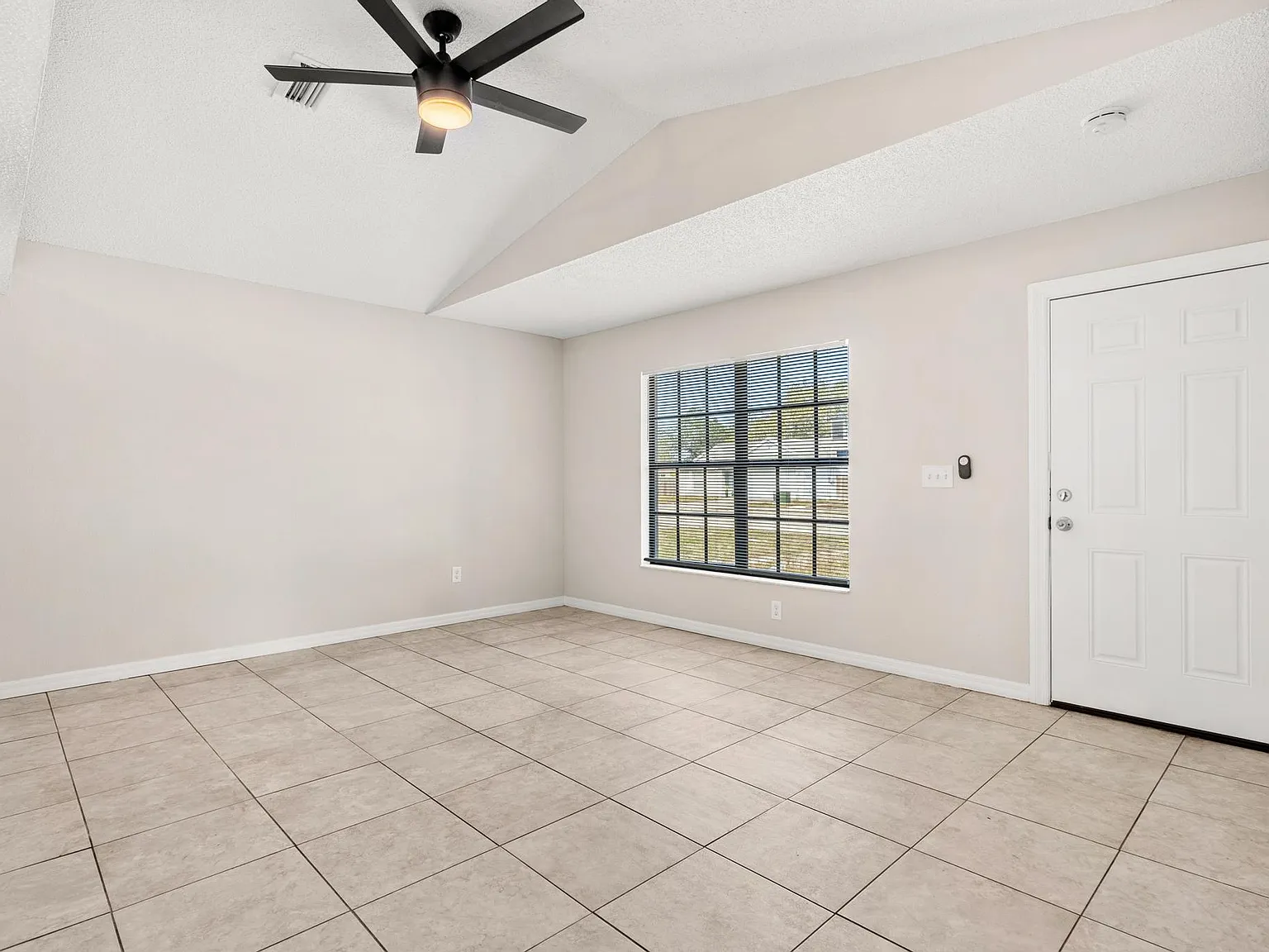 3 bed, 1180 sqft, $2,600 — Photo 2