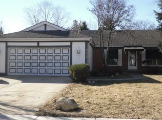 2418 S Cedar Glen Dr, Arlington Heights, IL 60005