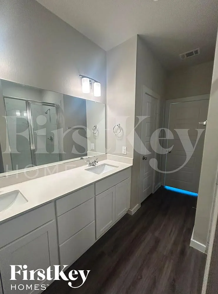 4 bed, 4.0 bath, 2013 sqft, $2,815 — Photo 3