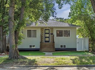 1310 B AVENUE N, Saskatoon, SK S7L 1G5