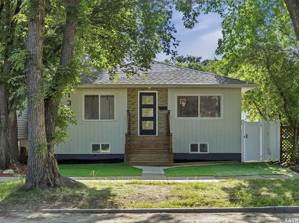 1310 B AVENUE N, Saskatoon, SK S7L 1G5
