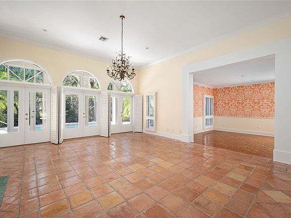 5th image of 210 Shores Dr
